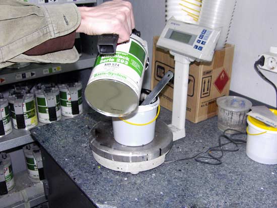 Приготовление краски. Компоненты смешиваются с точностью до 0,0001г